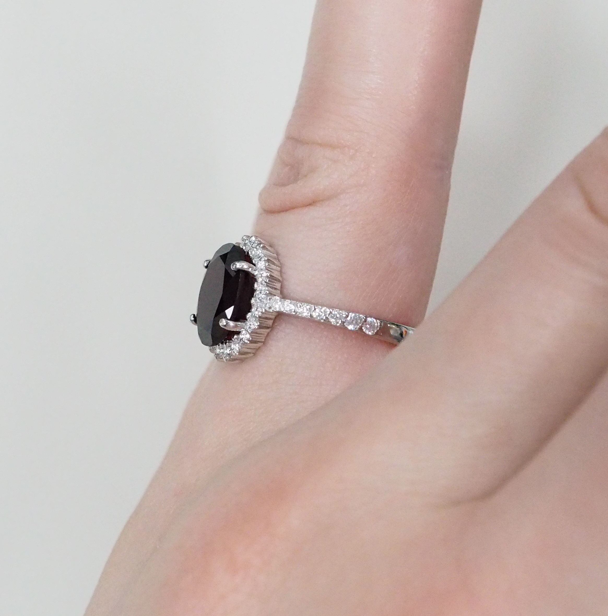 Серебряное кольцо с гранатом